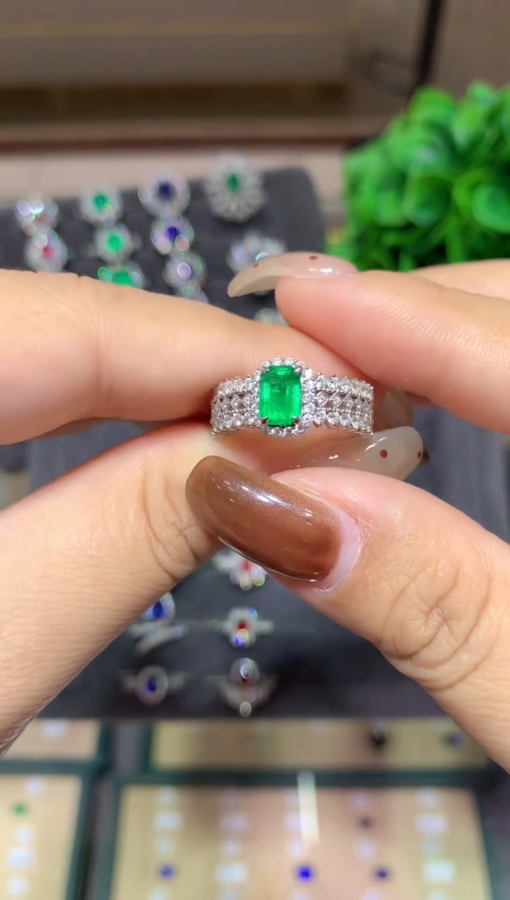 18K金镶嵌戒指祖母绿0.8ct