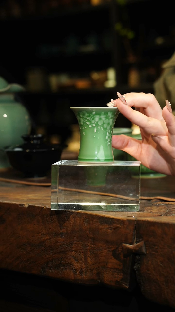 【闪购商品】瓷片李斌 梅子青繁花束腰杯