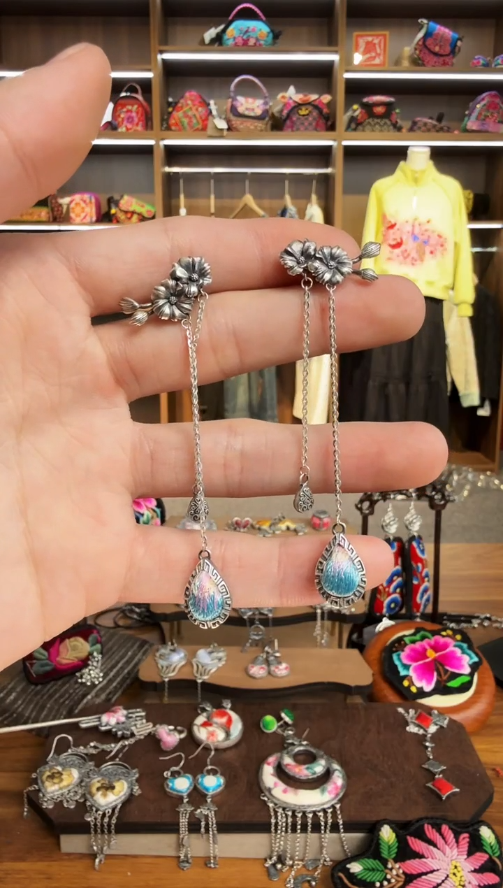 【闪购商品】织绣146蒙阿苏苗绣传承