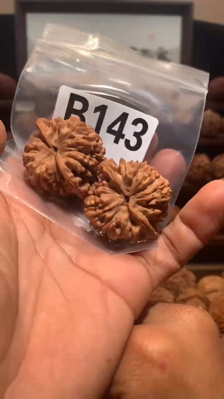 桃核把件【丰泰】  40 左右满天星