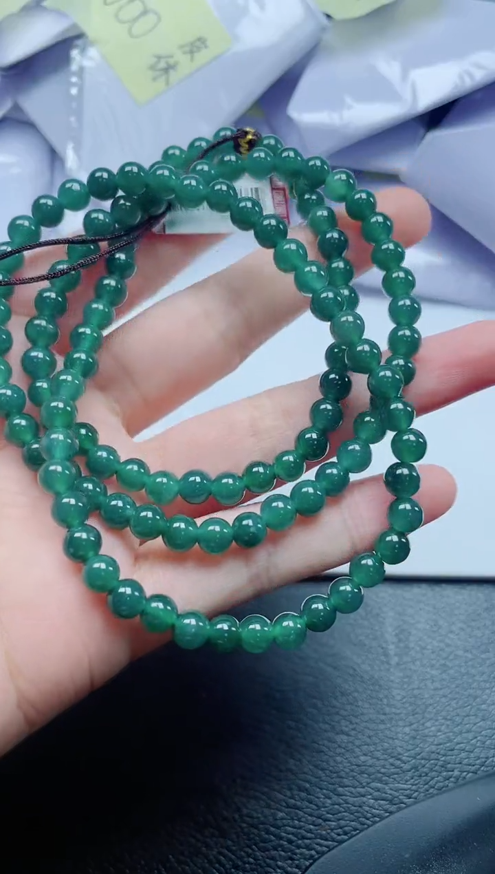 翡翠未镶嵌颈饰               