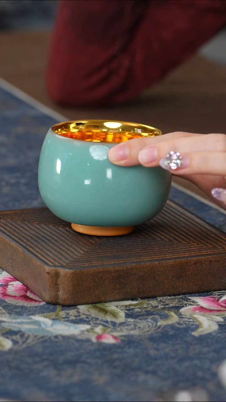 【鎏金栖子青瓷杯（叶子）】