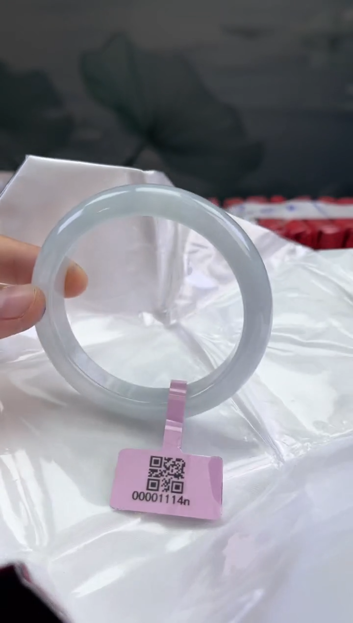 翡翠手镯未镶嵌翡翠手镯