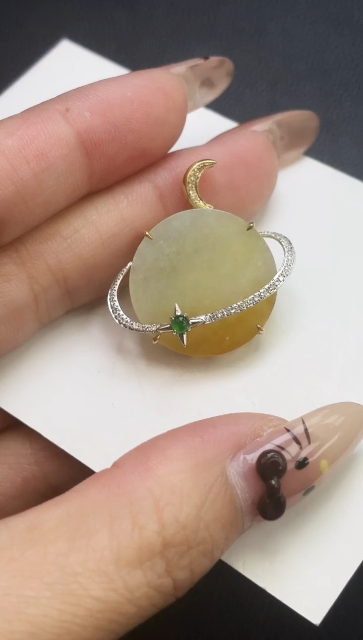 颈饰18K金镶嵌翡翠F36-33日月星辰无事牌