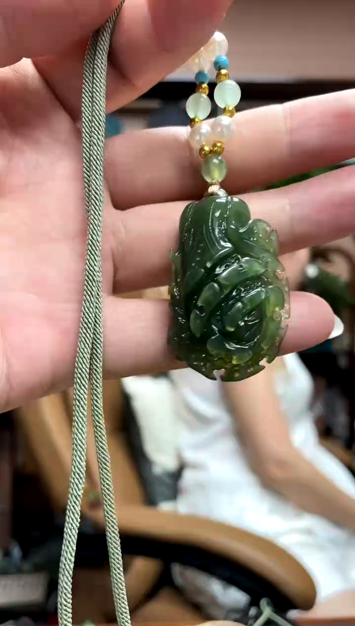 岫玉未镶嵌颈饰·