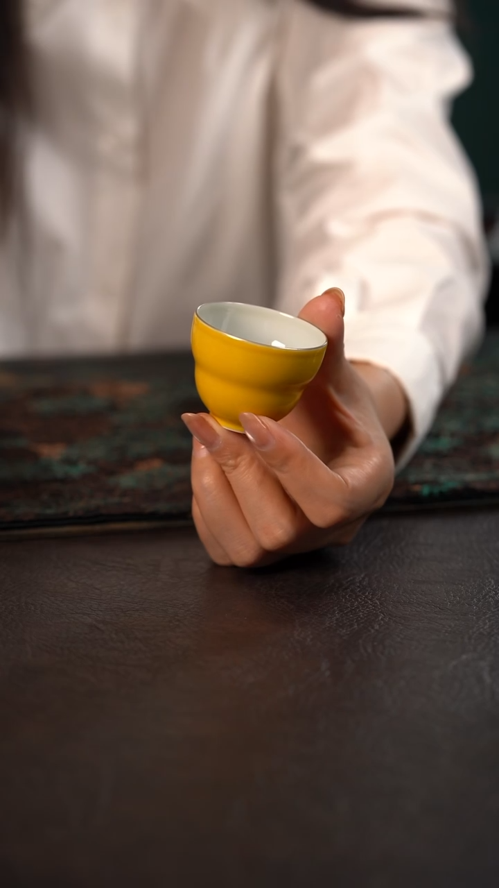 聚澜堂黄釉小葫芦杯