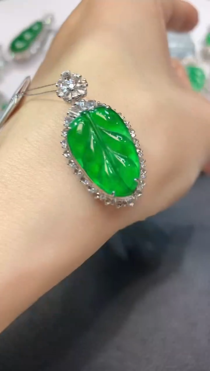 【闪购商品】翡翠吊坠(不含链)18K金镶嵌D41