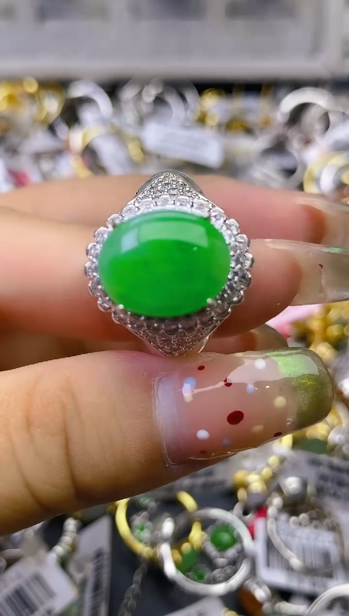 翡翠戒指未镶嵌铜托