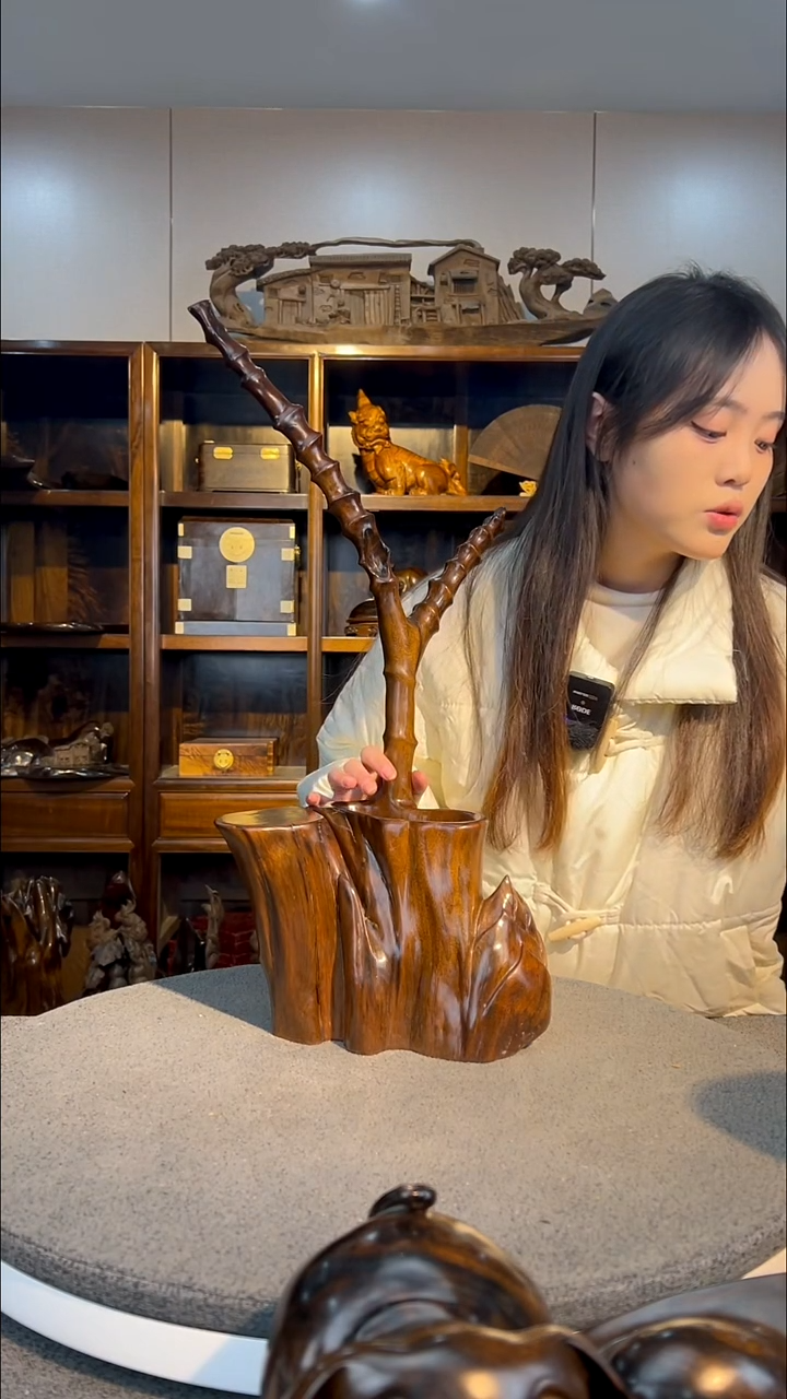 【闪购商品】金丝楠木雕节节高升笔筒