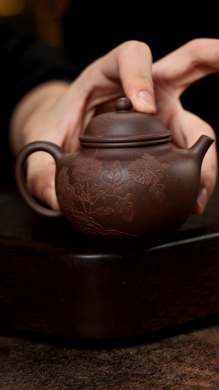 宜兴紫砂本色泥绘贡珠