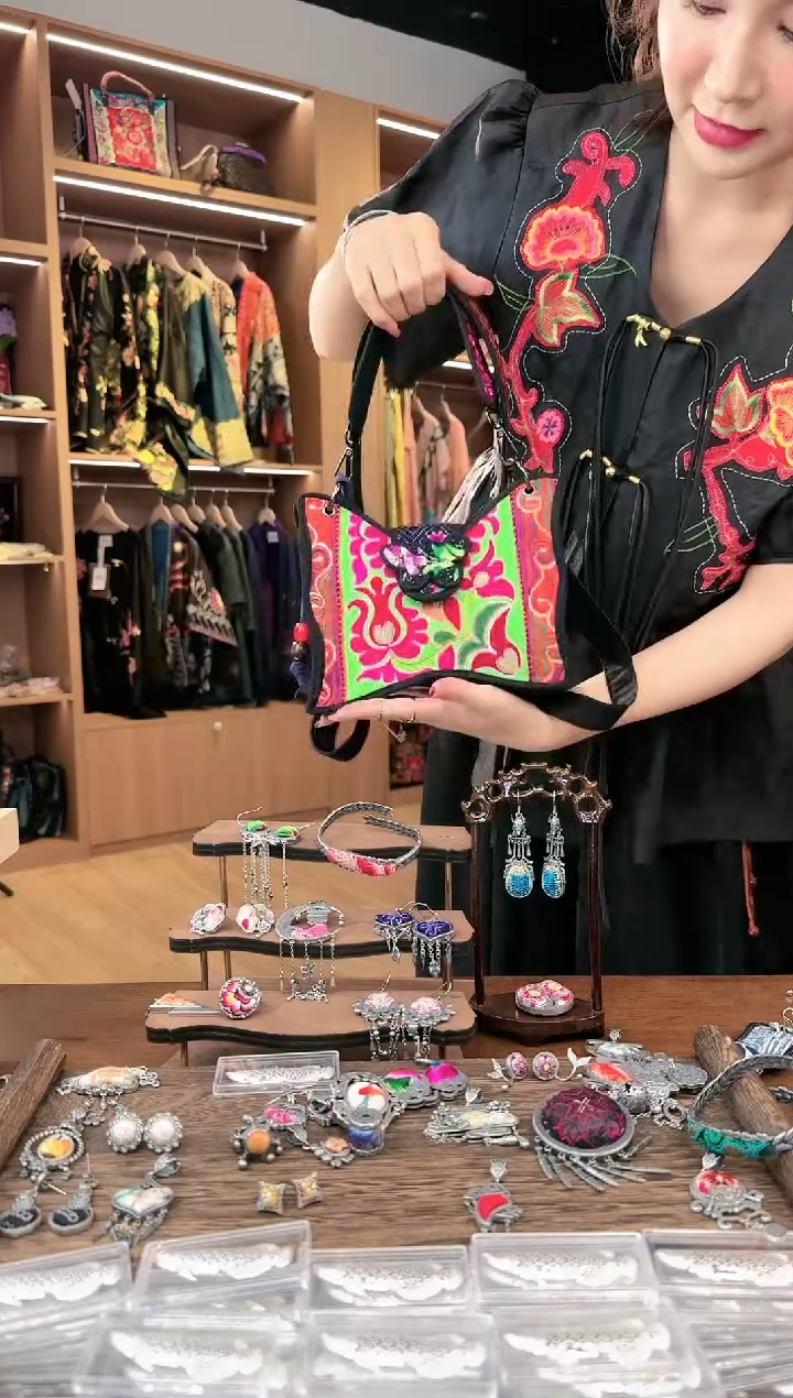 【闪购商品】织绣L684黔东南苗族刺绣