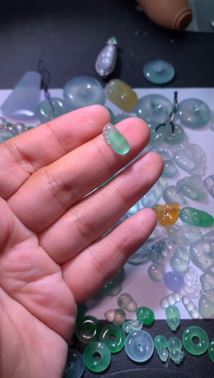 【闪购商品】翡翠颈饰未镶嵌瓜