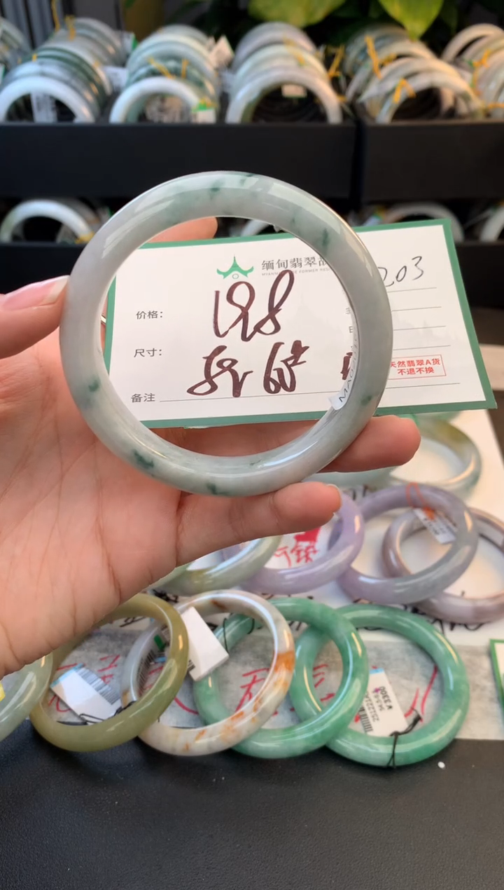 未镶嵌定制翡翠毛货需精细抛光+多人