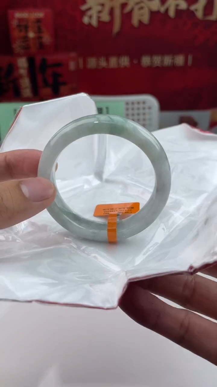 【闪购商品】翡翠手镯未镶嵌1翡翠手镯（微瑕）