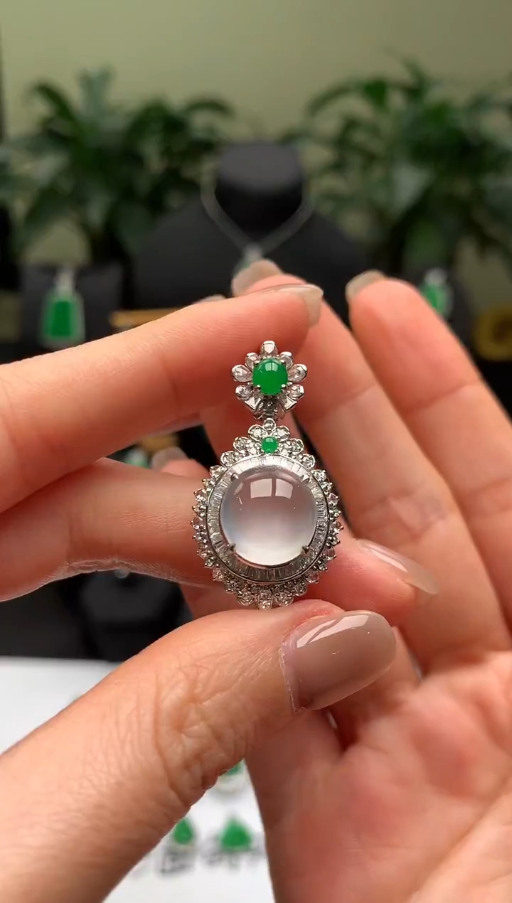 【闪购商品】翡翠颈饰18K金镶嵌冰蛋