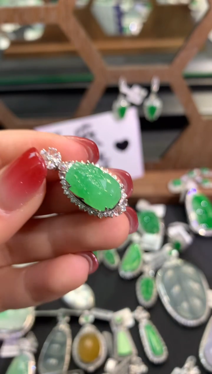 【闪购商品】翡翠吊坠(不含链)18K金镶嵌手链