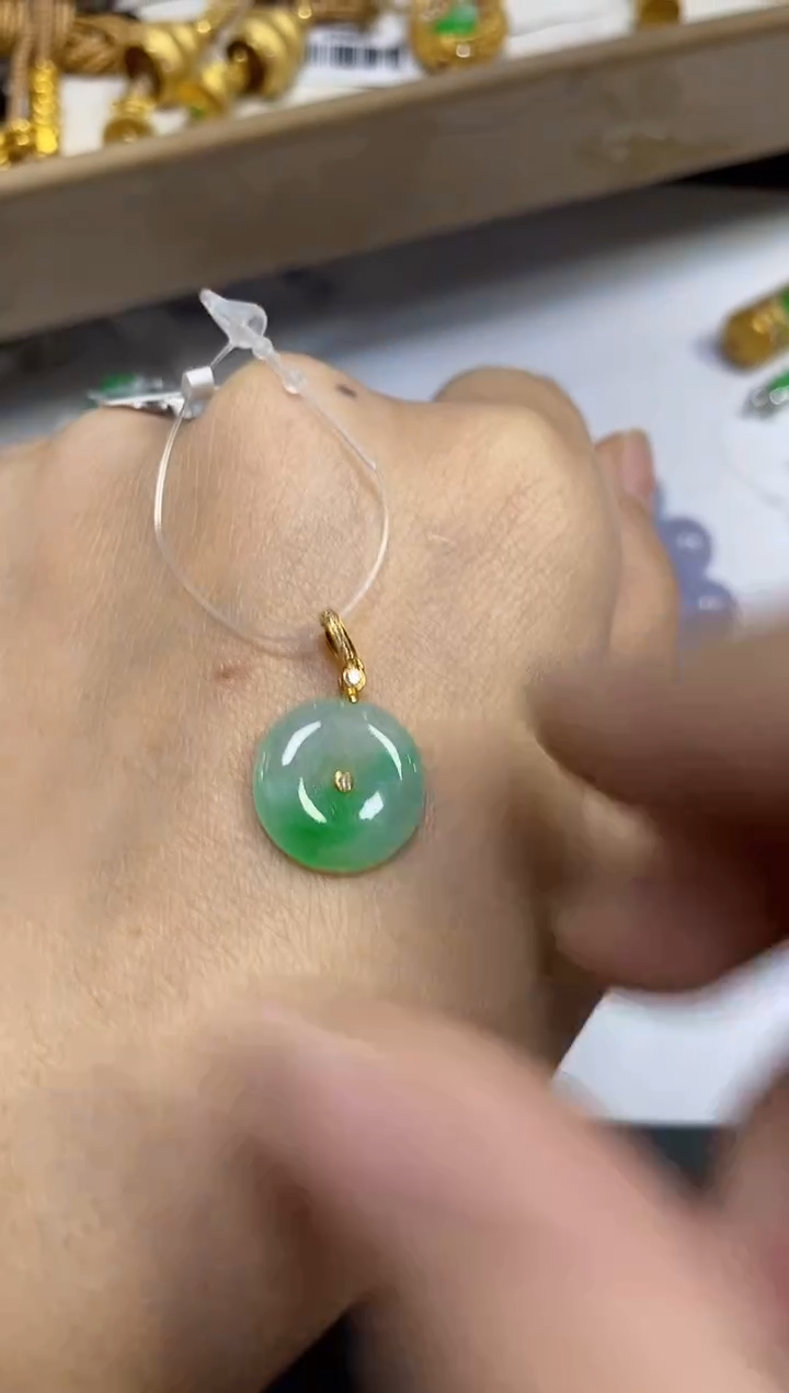 颈饰18K金镶嵌翡翠颈饰 18K金镶嵌 翡翠