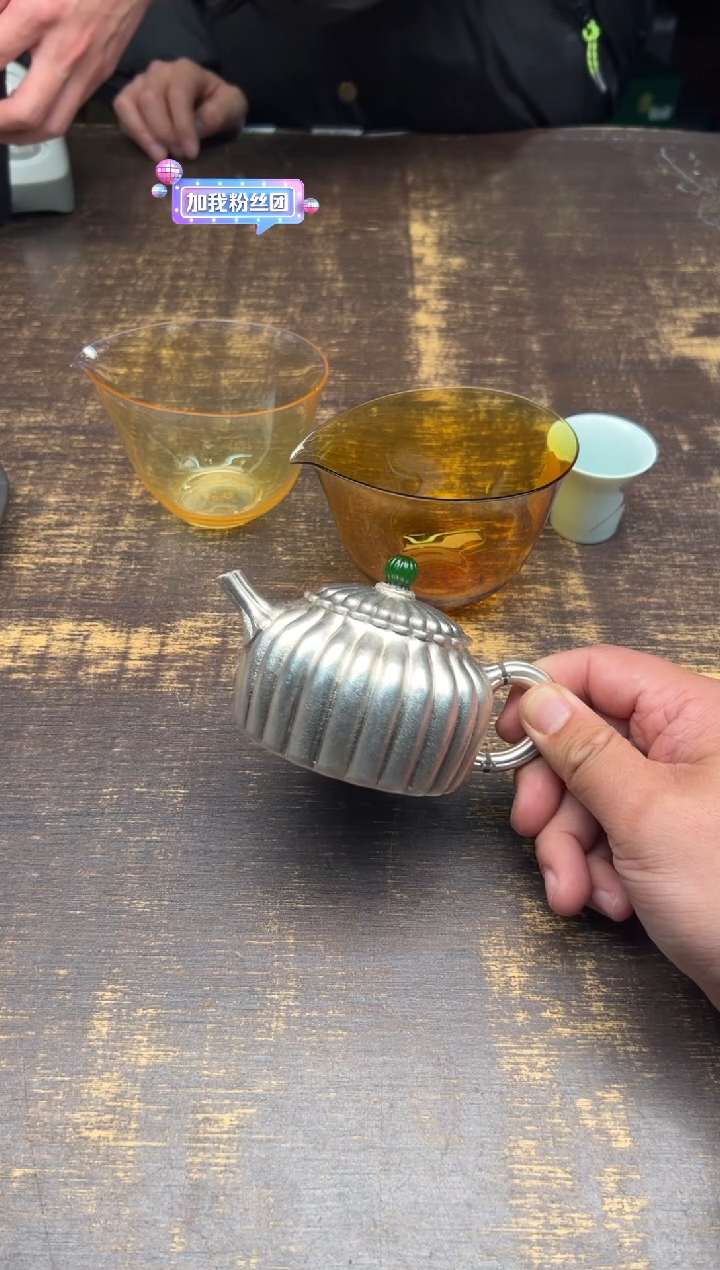 【闪购商品】/呆坐雪花纹菊瓣德钟壶