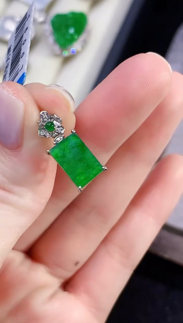 吊坠(不含链)18K金镶嵌翡翠L0095多样性发货其一