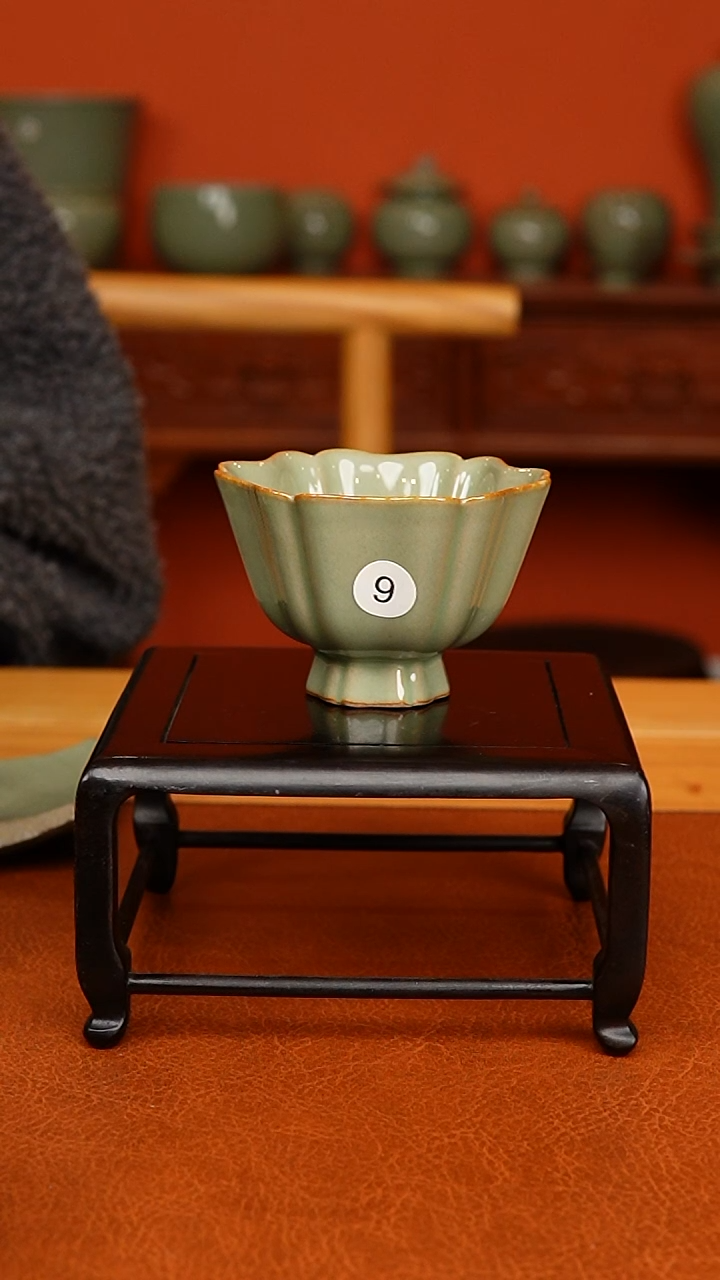 越窑秘色瓷小高足花口杯二级品