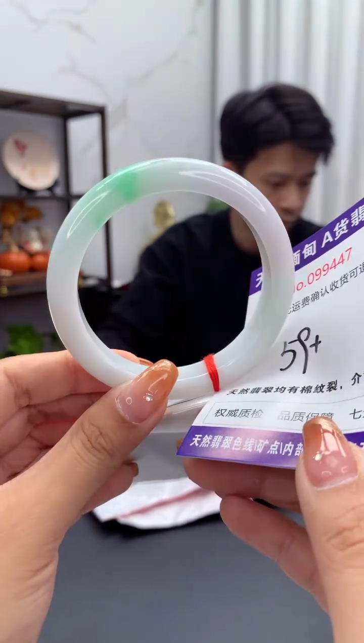 未镶嵌手镯翡翠有纹，完美者勿拍