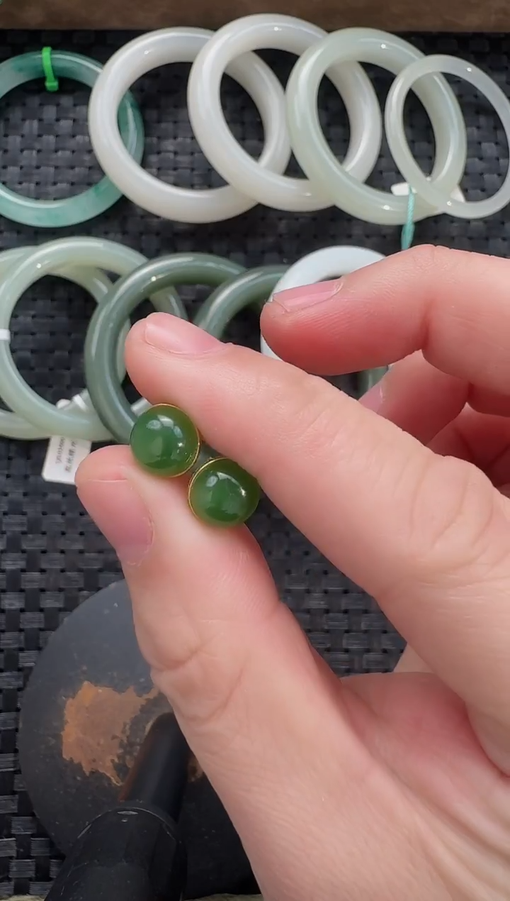 颈饰18K金镶嵌和田玉耳钉