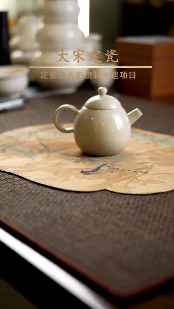 微瑕 小龙蛋壶 有轻微积釉和矿点