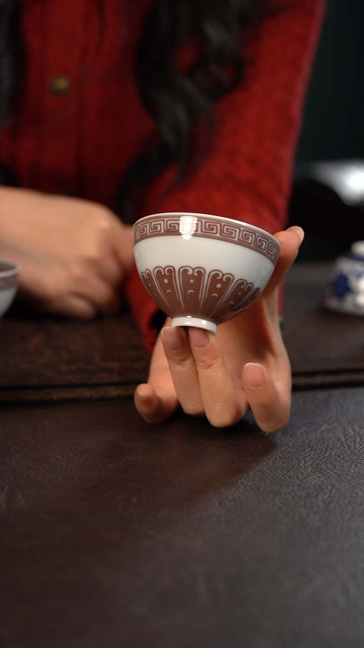 【闪购商品】杯声华堂釉里红莲瓣鸡心杯