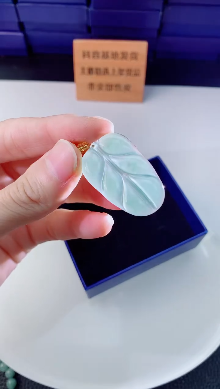 翡翠未镶嵌颈饰   `