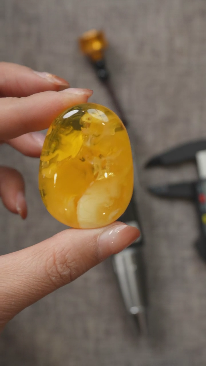 【闪购商品】琥珀裸石未镶嵌610070115