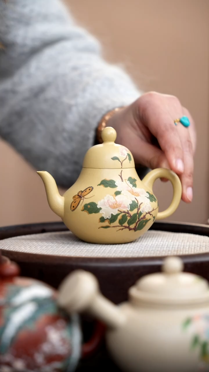 茶壶紫砂本山绿思婷泥绘蝶恋花