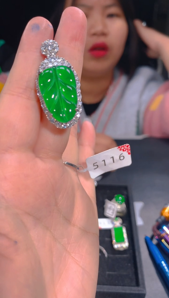 【闪购商品】定制翡翠未镶嵌86定制翡翠，多样性发货（发其一）