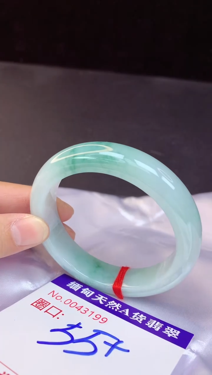 【闪购商品】翡翠手镯未镶嵌55+             