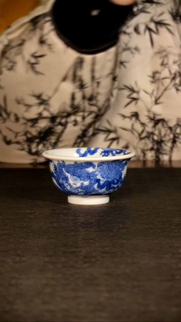 红丰窑青花狮子小压手杯