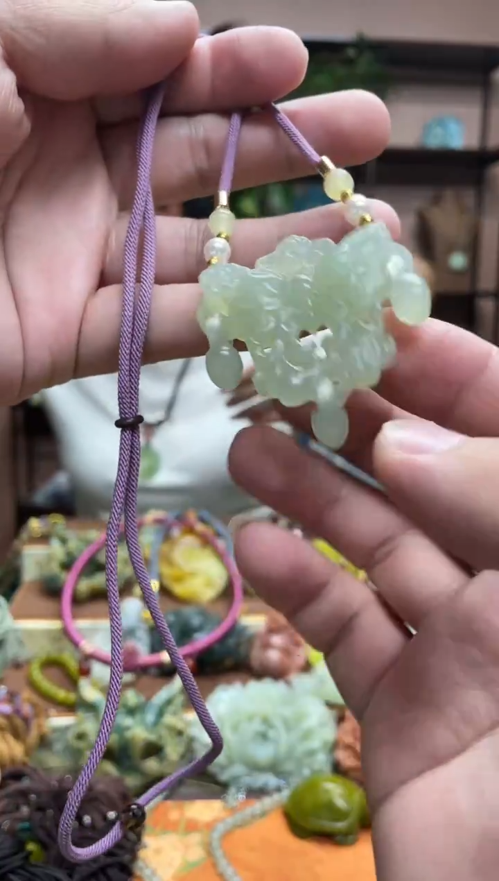 未镶嵌岫玉颈饰·