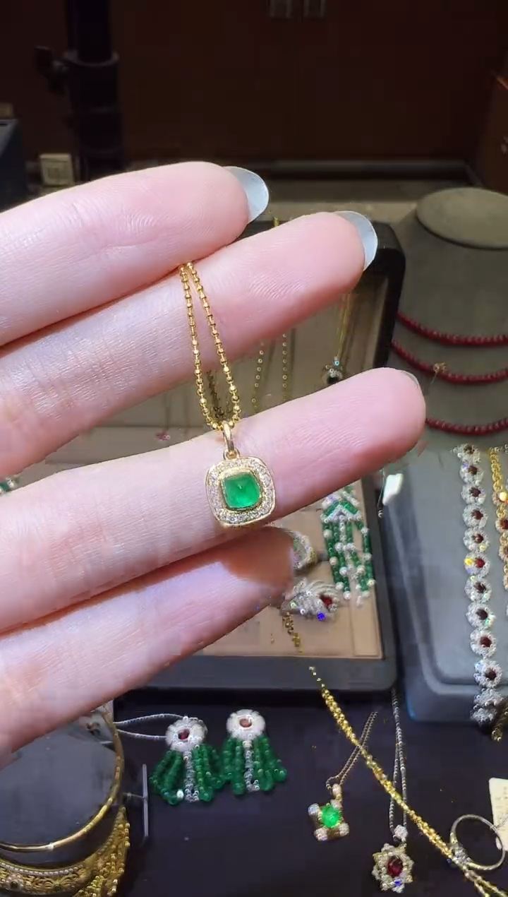 颈饰18K金镶嵌祖母绿0.42ct