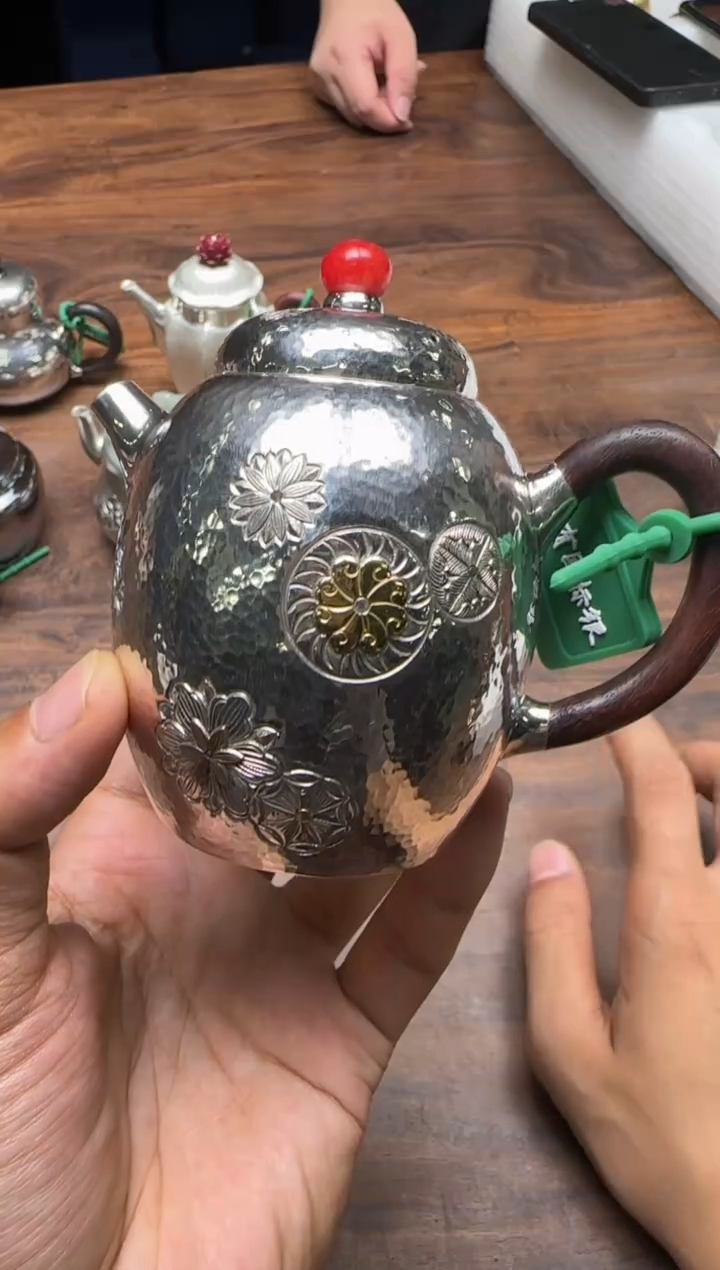 呆坐 锤纹錾刻嵌金皮球花 秋水壶