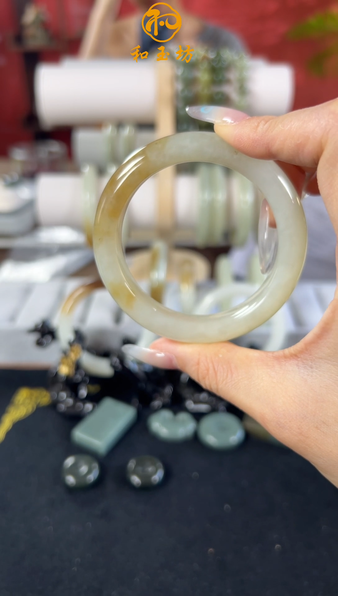和田玉手镯未镶嵌和玉坊手镯带包容