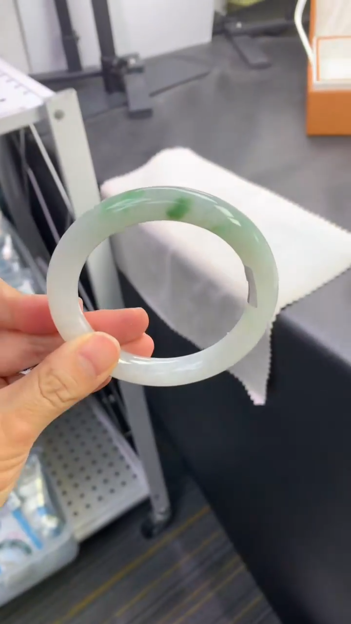 未镶嵌手镯（圆镯）翡翠退货需手镯吊牌标签完好