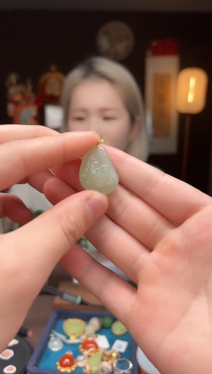 【闪购商品】和田玉AB242清莲吊坠18K金镶嵌-