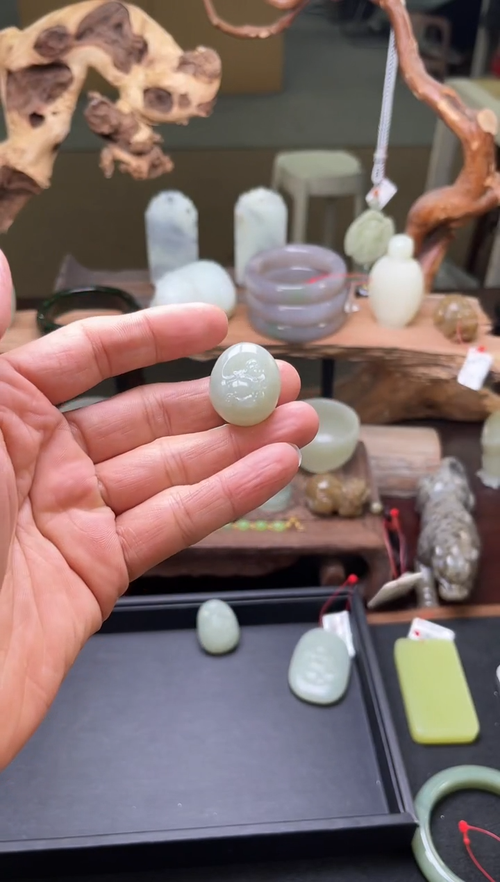 【闪购商品】和田玉吊坠未镶嵌且末青白 逍遥佛