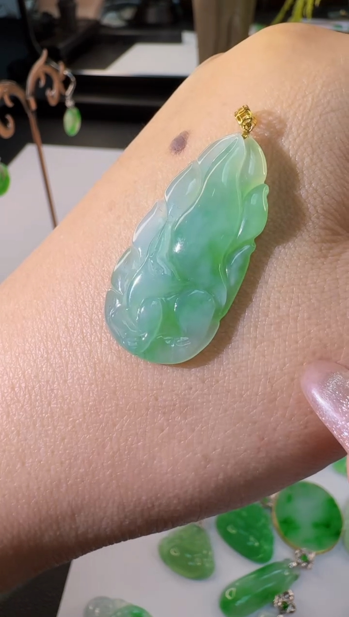 【闪购商品】翡翠颈饰18K金镶嵌缅甸翡翠吊坠