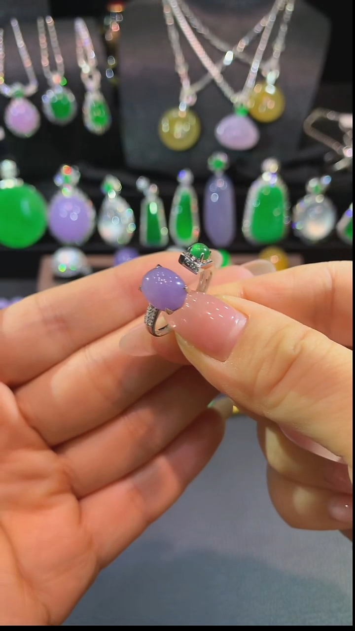 18K金镶嵌戒指翡翠戒指