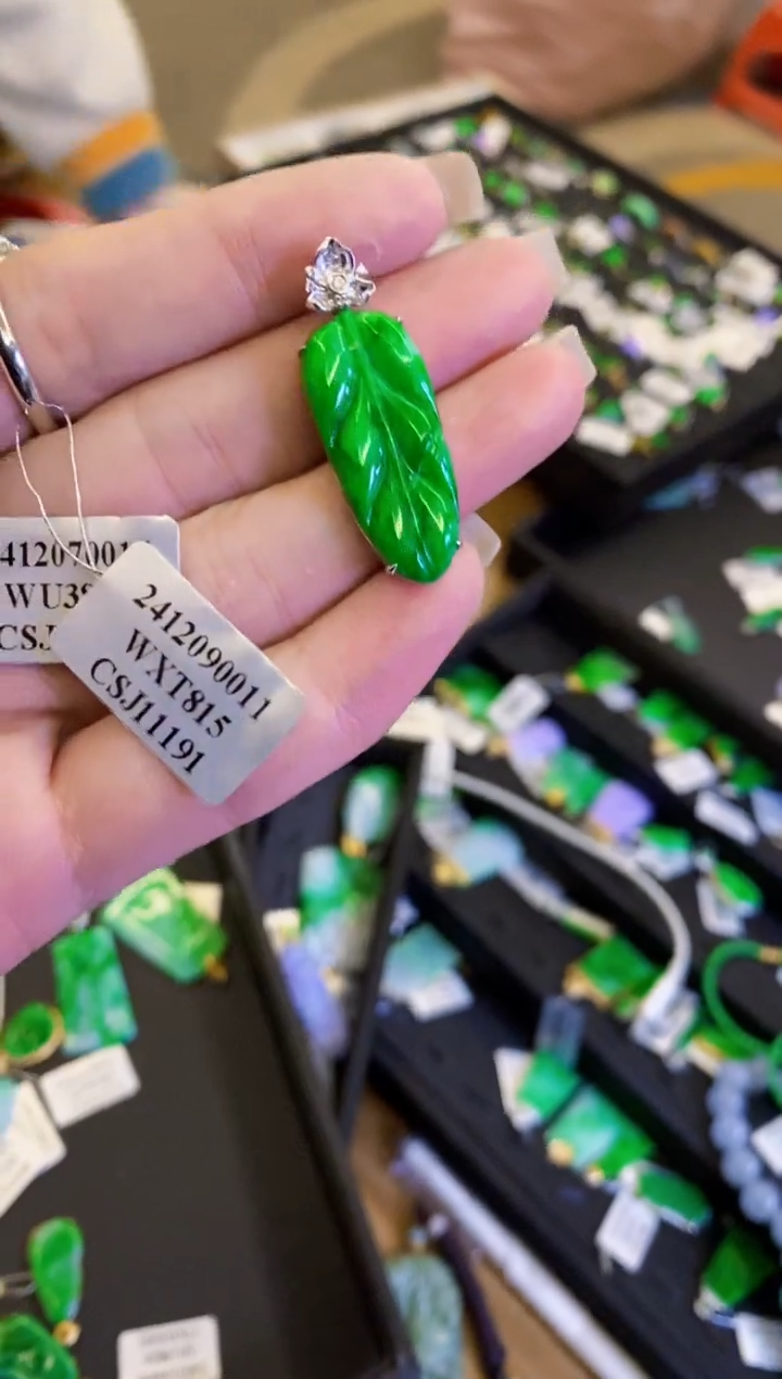 【闪购商品】翡翠颈饰18K金镶嵌叶子