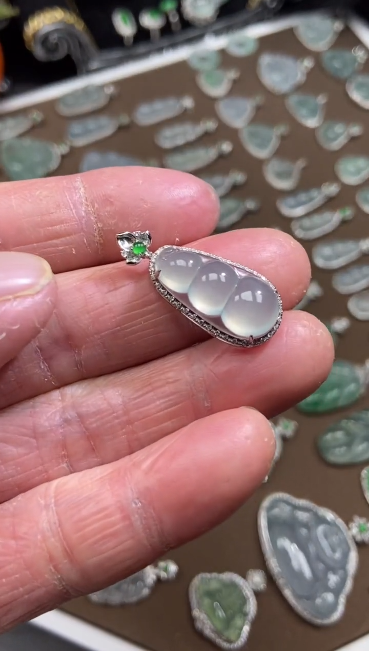 【闪购商品】翡翠吊坠(不含链)18K金镶嵌福豆