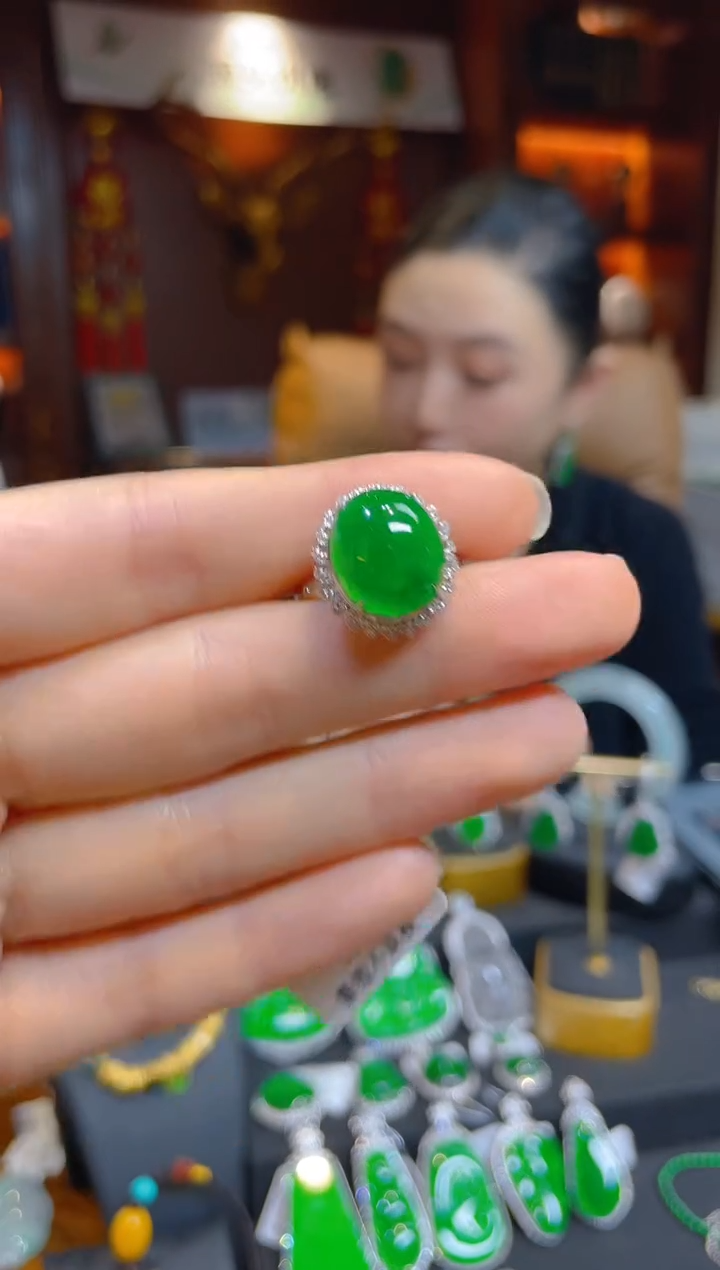 【闪购商品】翡翠戒指18K金镶嵌114754天然A货翡翠蛋面戒指