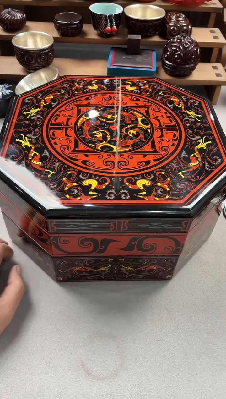 痛***半扬州漆器厂手绘果盒