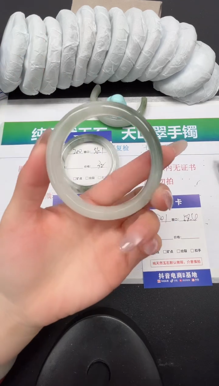 【闪购商品】石英质玉手镯未镶嵌201-58.4