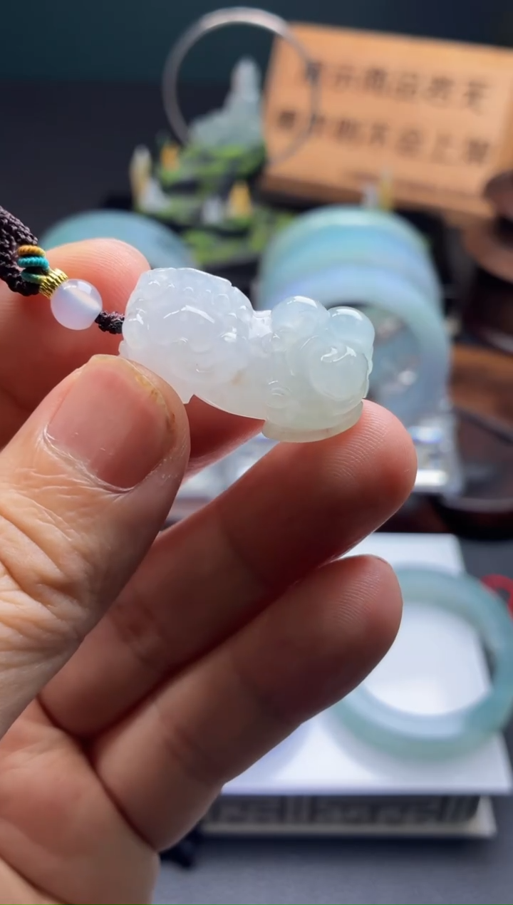 颈饰未镶嵌翡翠九*娘貔貅