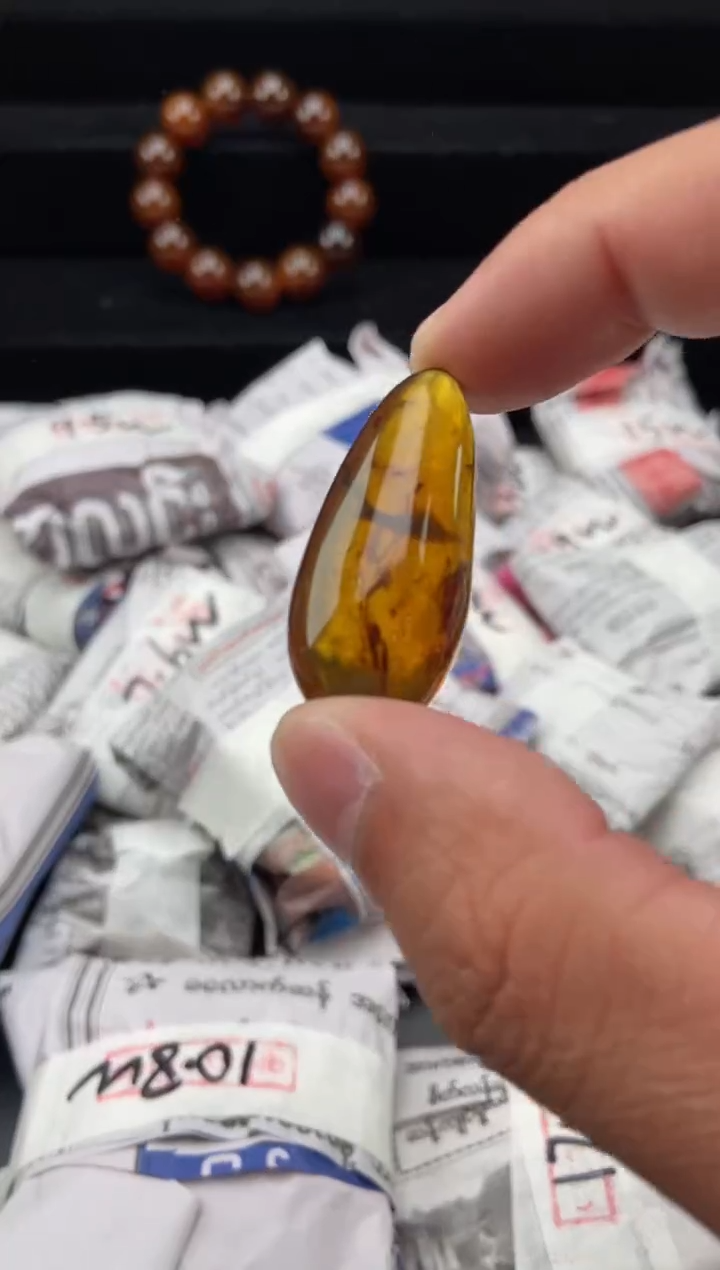 琥珀颈饰未镶嵌金棕珀随形吊坠